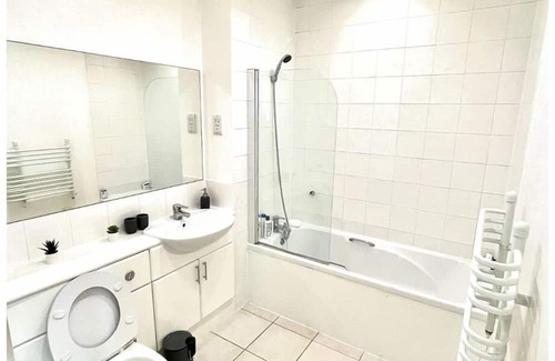 Runnymede Apartment | The Regency Suite - Modern 2-Bed 1-Bath Apartment