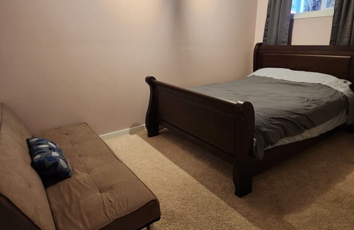 Maple Ridge House | Private Basement suite, beautiful ravine! Perfect, Relaxation or Celebration 🤩