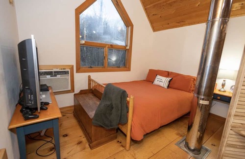 Windham Cabin | Hunter- Windham Ski Loft 5 mins to Windham Mountain, 15 mins to Hunter Mountain.