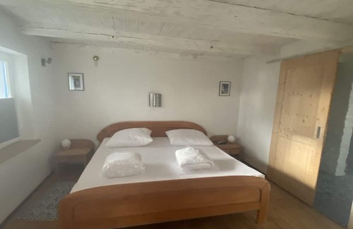 Oberndorf House | Reetdachkate am Deich auf Großem Grundstück