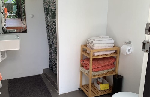 Budgewoi Cottage | Cute original 60’s Budgewoi beach house. 5 minute walk to beach & pet friendly!