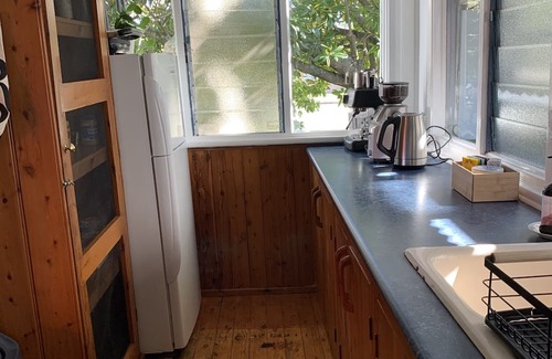Budgewoi Cottage | Cute original 60’s Budgewoi beach house. 5 minute walk to beach & pet friendly!