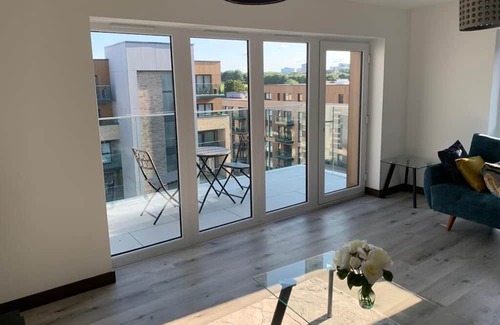 Harlow Apartment | Lovely 2 bedroom apartment with 2 minute's walk to Harlow station. Beautiful!