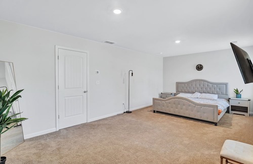 Hampton House | Sleeps 10 ~ King Bed ~ Firepit ~ Smart TV