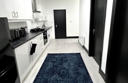 Sheldon House | Stylish Stay 10 mins from NEC, HS2 & BHX Airport