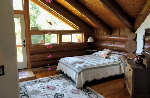 Eugene House | Spectacular log lodge on 5 acres of parkland 10 minutes from the city of Eugene