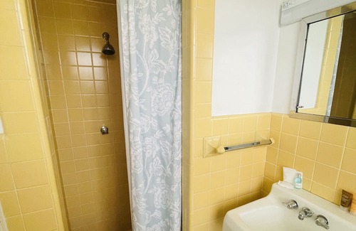 Clemmons Apartment | Oak Tree Room queen - Non- Smoking- No Pet