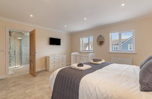 Kilgetty House | Maynor - Large Luxury House, Log Burner, Central Location