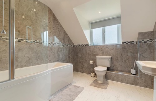 Kilgetty House | Maynor - Large Luxury House, Log Burner, Central Location