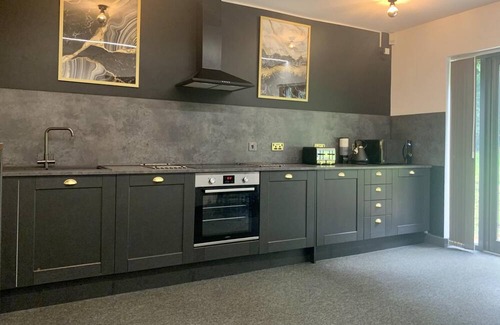 Headingley Apartment | The Headingley House Leeds - Hot Tub - Sleeps Up To 12 - EV Charging