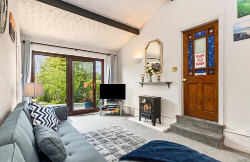Wiseman's Bridge House | The Hollies - Short Walk to Beach, Peaceful Location, Parking