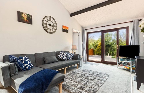 Wiseman's Bridge House | The Hollies - Short Walk to Beach, Peaceful Location, Parking