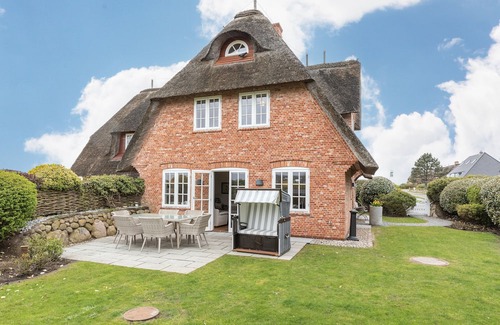 Kleinmorsum House | Reetgedeckte Doppelhaushälfte mit Eingewachsenem Garten in den Morsumer Wiesen