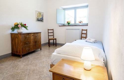 Vernazzano Basso Villa | Apartment in villa with pool, WIFI, patio, pets allowed, panoramic view, parking, close to Cortona