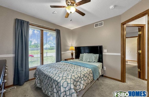 Pleasant Hill House | Executive house just 10 min Downtown Des Moines 5BR 3 1/2bath 2car Indoor garage
