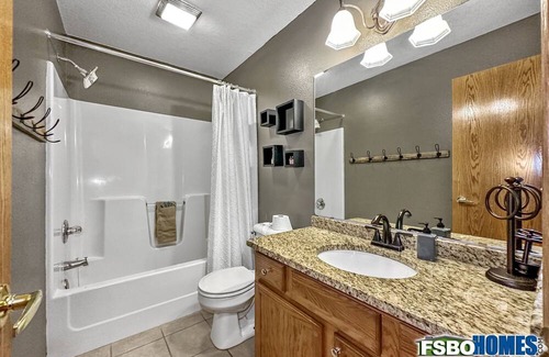 Pleasant Hill House | Executive house just 10 min Downtown Des Moines 5BR 3 1/2bath 2car Indoor garage