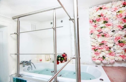 Tower Hamlets Apartment | Studio flat with mezzanine close to West Ham