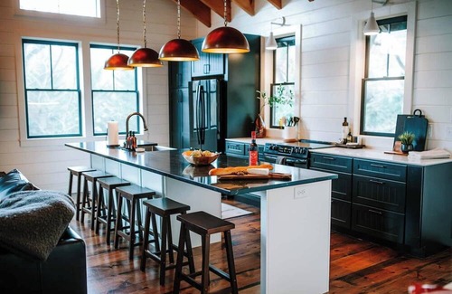 Clayton House | One of a Kind Stunning Lodge for 10 -Walk downtown+pool+hot tub+fire place