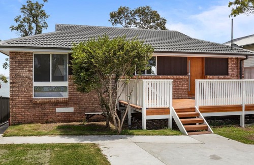 Brightwaters House | Bright Waterviews - Five bedroom home with views