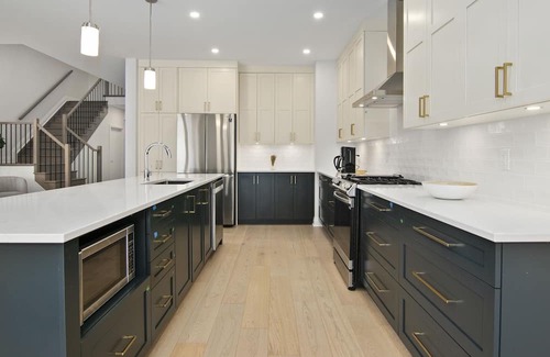 Ottawa Division Villa | Stylish Family Villa in Luxury Neighbourhood, Downtown - Airport - River.