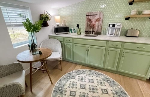 Navarre Cottage | Adorable, fully-equipped coastal cabana near beaches with outdoor grill terrace