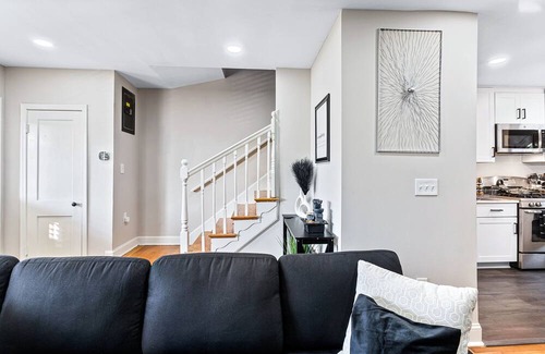 Potomac West House | Free Parking| 10 Min to DC| 5 Min from DCA| Near Metro