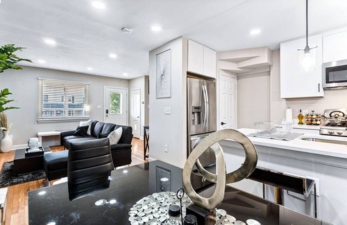 Potomac West House | Free Parking| 10 Min to DC| 5 Min from DCA| Near Metro