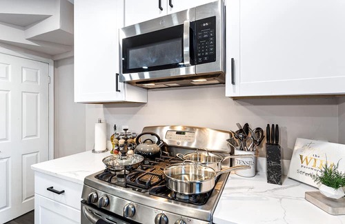 Potomac West House | Free Parking| 10 Min to DC| 5 Min from DCA| Near Metro