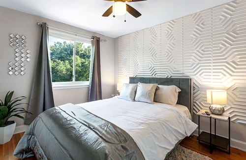 Potomac West House | Free Parking| 10 Min to DC| 5 Min from DCA| Near Metro
