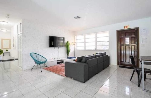 West Hollywood Apartment | 3 Bedroom 808404 by Houzlet