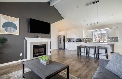 Kent House | Upscale Kent 1BR, close to Groceries, Shopping & Movies, by Blueground