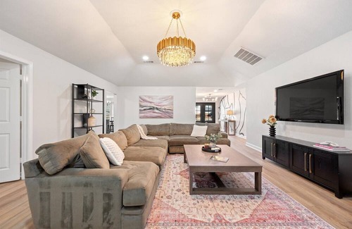 Grapevine House | A designer's dream, incredible location, spacious and cozy!