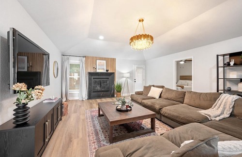 Grapevine House | A designer's dream, incredible location, spacious and cozy!