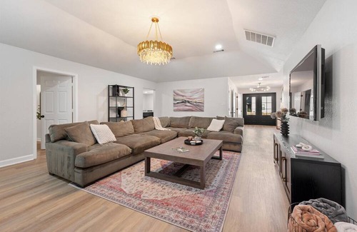 Grapevine House | A designer's dream, incredible location, spacious and cozy!