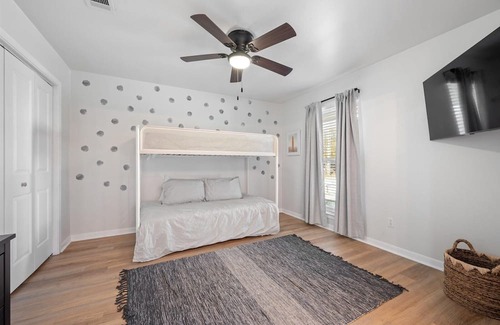 Grapevine House | A designer's dream, incredible location, spacious and cozy!