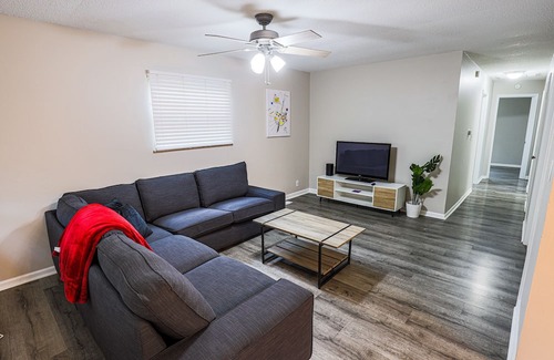 Indianapolis House | Cozy Stay Near Uni of Indy, 10 min to Downtown