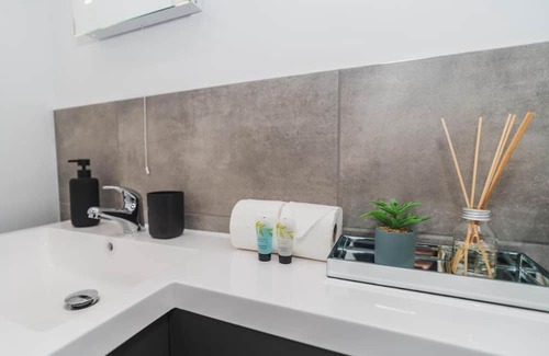Wakefield Apartment | The Thornhill Deluxe Apartments