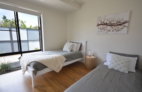 Reedy Creek Apartment | Central, Tranquil, Stylish - Close to everything and Pet friendly.
