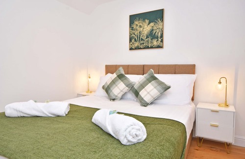 Sandbach House | Perfect Fusion of Comfort and Convenience at Chapel House. BOOK NOW!