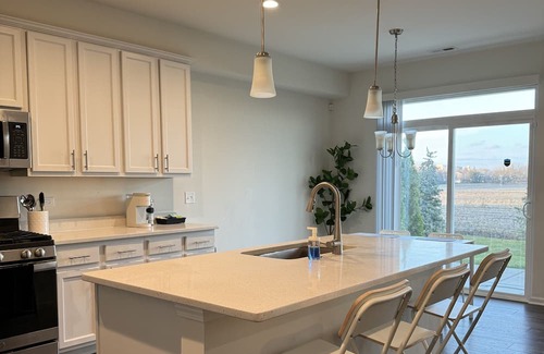 Fox Valley House | Sleek Townhome in Aurora w/ in-unit laundry - In between Aurora and Naperville
