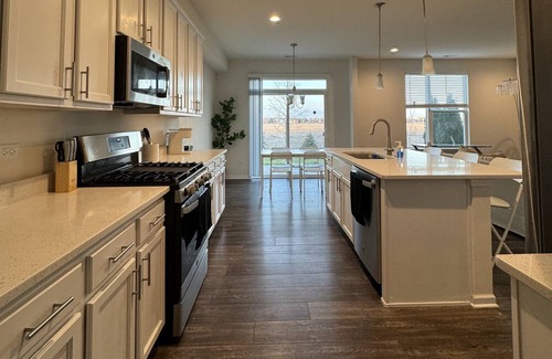 Fox Valley House | Sleek Townhome in Aurora w/ in-unit laundry - In between Aurora and Naperville