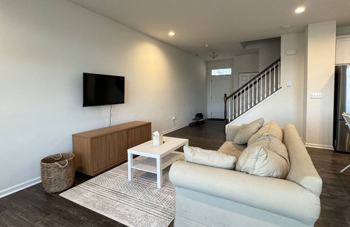 Fox Valley House | Sleek Townhome in Aurora w/ in-unit laundry - In between Aurora and Naperville