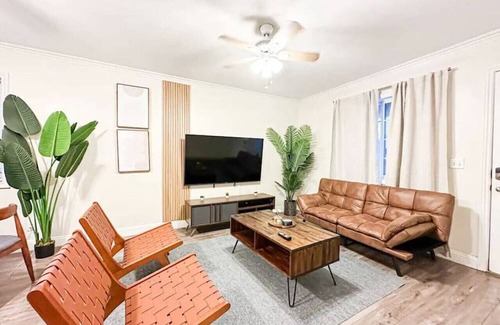 Vernon House | Stylish 4-BR Abode - ROG