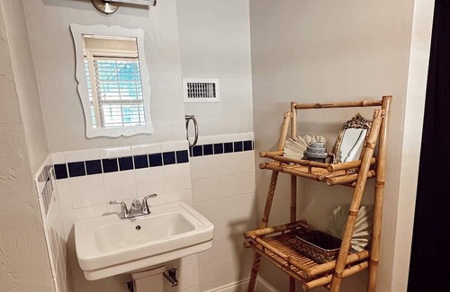 Lake City House | Stylish Retro cottage. Sleeps up to 7. Close to ball parks, lakes, and springs!