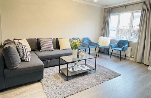 Glasgow House | Elegant 3 Bedroom House in Glasgow, close to M8, family friendly!