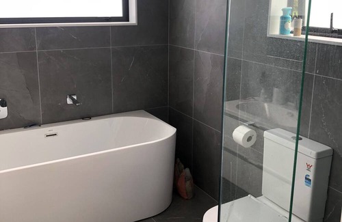 Orewa House | Beautiful 4 bedroom, 3 bathroom house 2.6km from the Orewa Beach