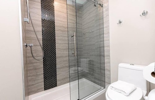 Desjardins Apartment | La Petite Bégin - Private Bathroom