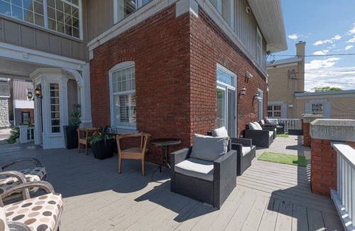 Desjardins Apartment | La Petite Vue - Private Bathroom and Terrace