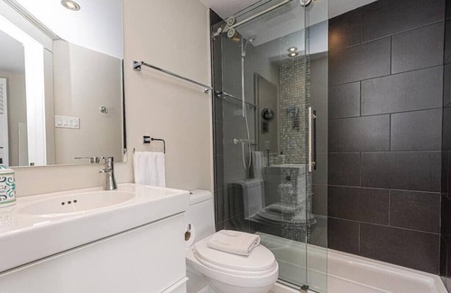 Desjardins Apartment | La Roméo - Private Bathroom