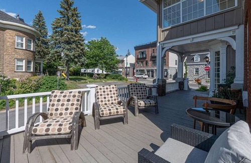 Desjardins Apartment | La Grande Vue - Private Bathroom and Terrace